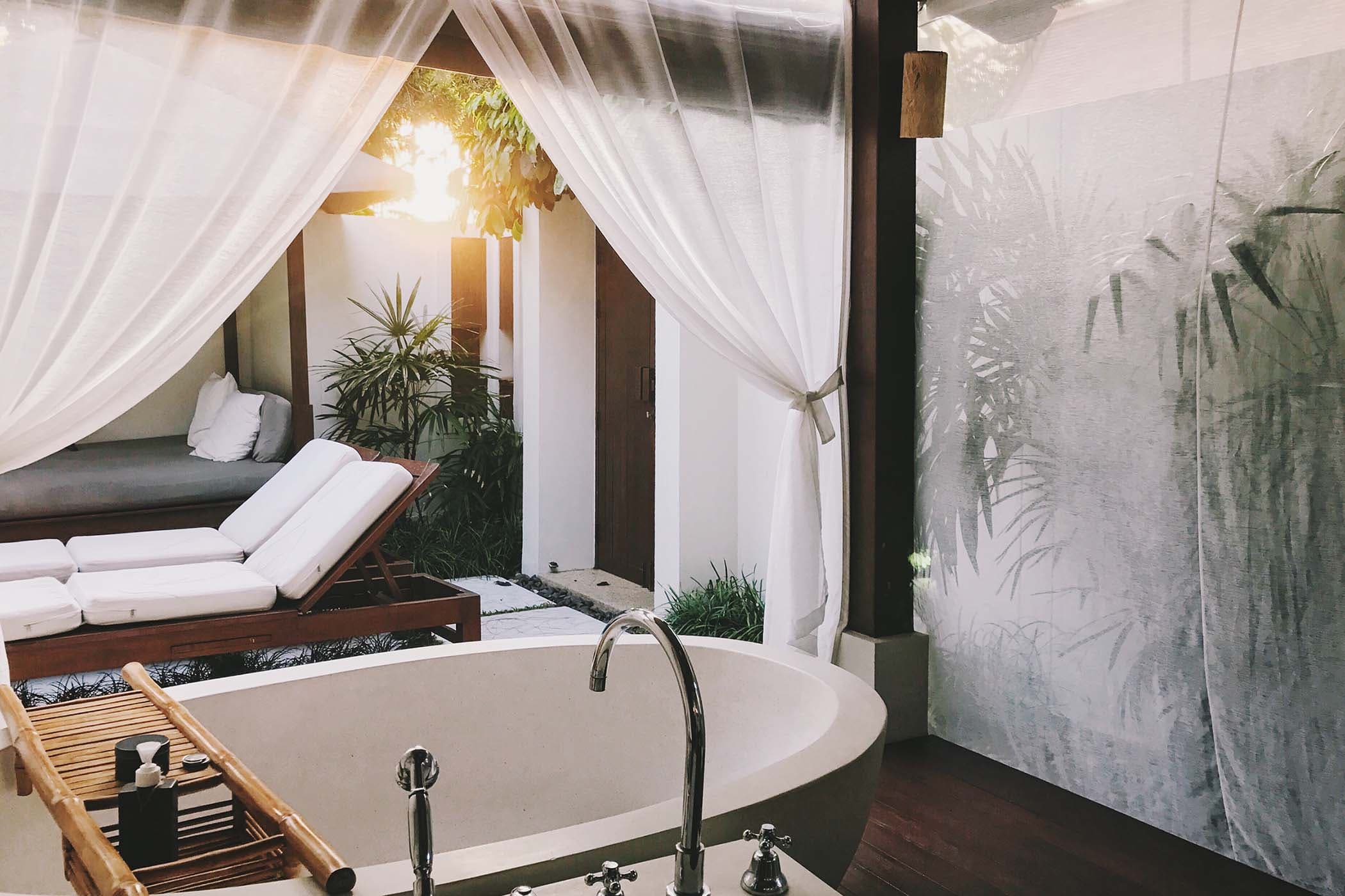 Espace détente chaleureux, ambiance spa