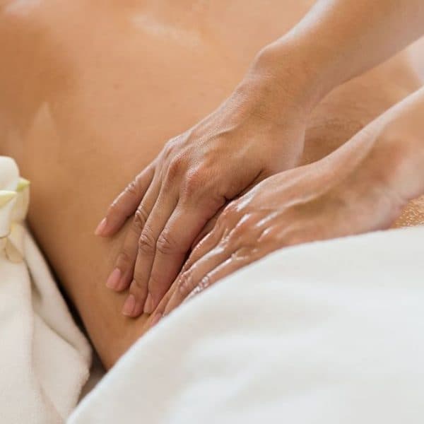 Massage californien, glisse d'huile sur le dos