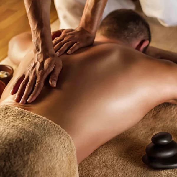 Massage sportif, pétrissage profond des épaules